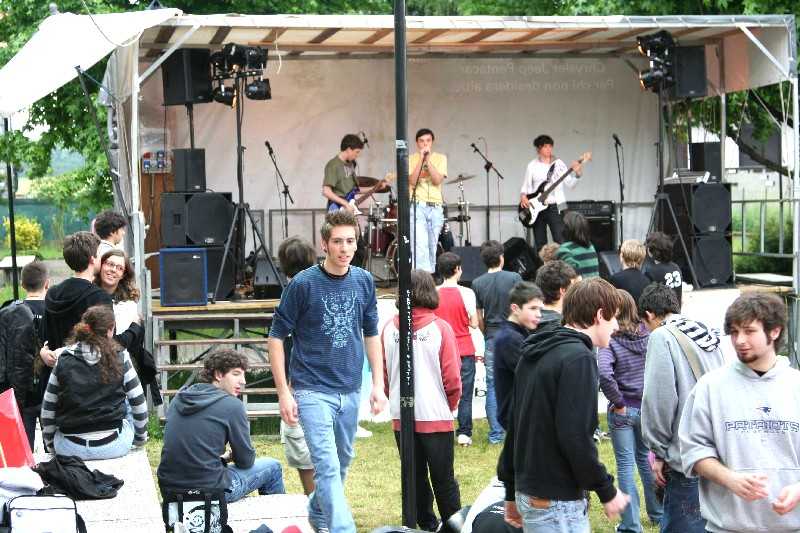 Foto di un momento dell'esibizione di un gruppo rock